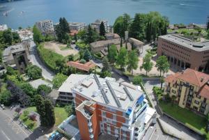 una vista aerea di una città con edifici di Colorado Hotel a Lugano