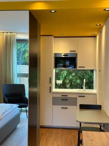 ein Wohnzimmer mit einem Aquarium in einer Küche in der Unterkunft Fidschis Apartment Nr 2 in Nürtingen