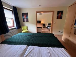 Ein Bett oder Betten in einem Zimmer der Unterkunft Am Obersee Hotel