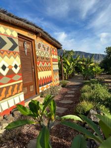 ein Haus mit einem bunten Muster auf der Seite in der Unterkunft Afrikan Krisant Tenerife, Casa Rural Ecologica in Arafo