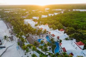 uma vista aérea do resort em El Dorado Royale Catamarán, Cenote & More Inclusive em Puerto Morelos