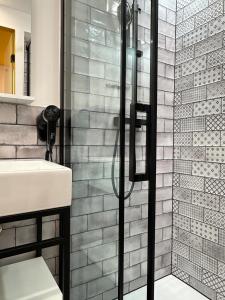 eine Dusche mit Glastür im Bad in der Unterkunft Fidschis Apartment Nr 2 in Nürtingen