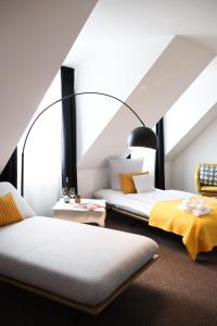 two beds in a room with two windows at Weinforum Franken Hotel & Restaurant in Eibelstadt