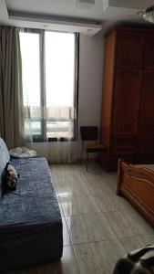 een hond op een bed in een slaapkamer bij شقه للايجار عالبحر مباشره in Alexandrië
