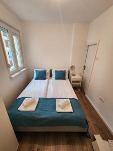 a bedroom with a large bed with blue pillows at Modern Cozy Suite - Vracar in Vračar (historical)