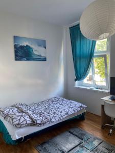 um quarto com uma cama num quarto com uma janela em Benny 3 em Toruń