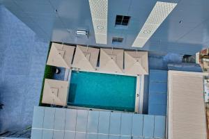 una piscina en una habitación con una pared azul en Ozinny Signatures Hotel en Jidu