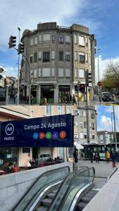 um edifício numa rua da cidade com um autocarro em Easy Host Porto no Porto