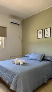 1 dormitorio con 1 cama con toallas en La Pilar en Formosa