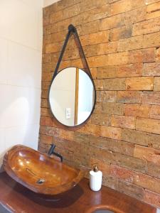 ein Badezimmer mit einem hölzernen Waschbecken und einem Spiegel in der Unterkunft Recanto Cachoeiras de Ibicoara in Ibicoara