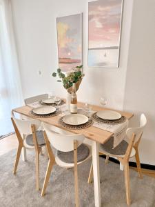 een eetkamer met een tafel en stoelen bij Boho Home - mit Balkon, Parkplatz und Netflix in Trier