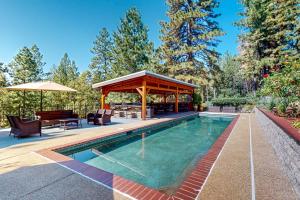 una piscina con cenador y un pabellón en Nottinghamshire (Main floor) en Grass Valley