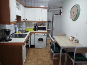 Kuchyň nebo kuchyňský kout v ubytování apartamento gran Vía