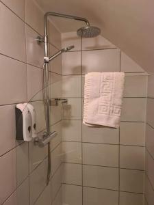 y baño con ducha y toalla blanca. en Woodlands 159, en Pershore