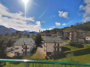 Una vista de un pueblo con casas y montañas. en Casa vacanza Lara, en Santa Brigida 6 fotos más
