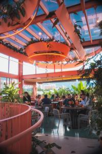 un grupo de personas sentadas en mesas en un restaurante en The Somos Bold Hotel en Medellín