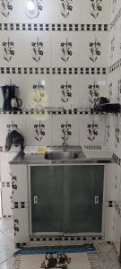 cocina con fregadero y azulejos blancos y negros en Casa Goio Morro de São Paulo, en Morro de São Paulo