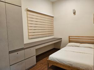 - une petite chambre avec un lit et une fenêtre dans l'établissement Downtown Chill, à Kuala Lumpur