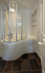プリマスにあるPlymouth Central Apartmentsの浴槽とガラスのシャワー付きのバスルーム +68枚の写真