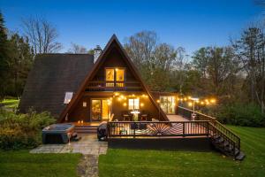 Casa pequeña con terraza y bañera en Rustic LaFayette A-Frame Cabin with Game Room!, 