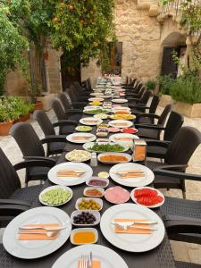 einen langen Tisch mit Teller mit Lebensmitteln drauf in der Unterkunft Dara Konagı in Mardin