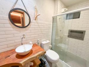 ein Badezimmer mit Waschbecken, Spiegel und Toilette in der Unterkunft Excelente aparamento em Milagres à 100 metros da Praia in São Miguel dos Milagres