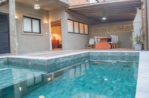 ein Swimmingpool mitten in einem Haus in der Unterkunft Excelente aparamento em Milagres à 100 metros da Praia in São Miguel dos Milagres + 14 Fotos