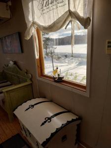 ein Fenster in einem Zimmer mit einer Bank davor in der Unterkunft Gula huset in Rottneros