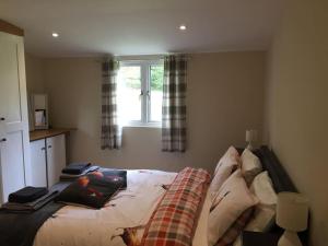 1 dormitorio con cama y ventana en The Chalet In The New Forest - 5 km from Peppa Pig! en Southampton