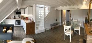 eine Küche und ein Wohnzimmer mit einem Tisch und Stühlen in der Unterkunft Duplex apartment with amazing views in Paris