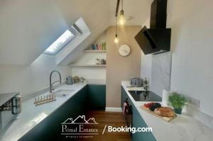 Kuchyň nebo kuchyňský kout v ubytování Two Bed Apartment At Primal Estates Short Lets in Brighton