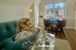 Posezení v ubytování Two Bed Apartment At Primal Estates Short Lets in Brighton