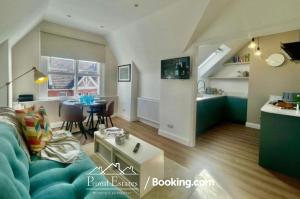 ein Wohnzimmer mit einem blauen Sofa und einem Tisch in der Unterkunft Two Bed Apartment At Primal Estates Short Lets in Brighton in Brighton & Hove
