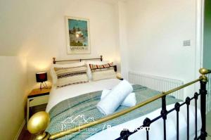 Schlafzimmer mit einem Bett mit Metallrahmen in der Unterkunft Two Bed Apartment At Primal Estates Short Lets in Brighton in Brighton & Hove