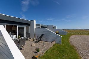 ein Haus mit Stühlen an der Seite in der Unterkunft Agger Holidays in Vestervig