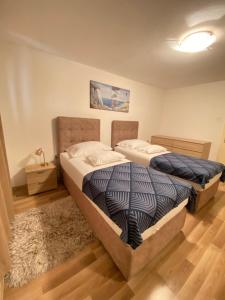 - 2 lits jumeaux dans une chambre avec un tapis dans l'établissement Apartment Bilic, à Split