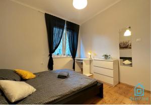 um quarto com uma cama, uma cómoda e uma janela em Boat Room em Gdańsk