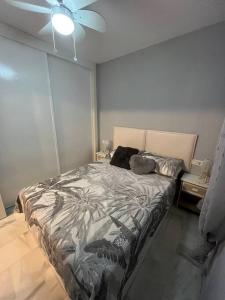 Un pat sau paturi într-o cameră la Apartamento en zona turística