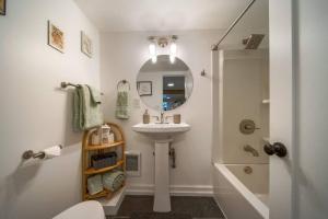 a bathroom with a sink and a mirror at The Alberta Escape in Portland