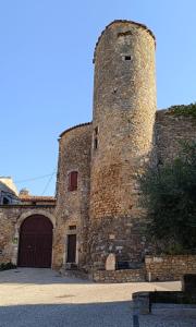 薩拉瓦的住宿－Gîtes de la place du château，一座带门和塔楼的大型砖砌建筑