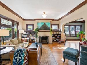 uma sala de estar com um sofá e uma lareira em Vintage-Modern Craftsman Home Near Alberta Arts em Portland