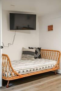 a bed in a room with a tv on the wall at The Alberta Escape in Portland