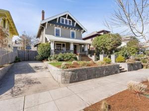 uma casa com uma parede de pedra em frente a uma entrada em Vintage-Modern Craftsman Home Near Alberta Arts em Portland