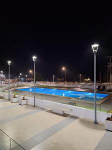 ein Schwimmbad in der Nacht mit eingeschalteten Lichtern in der Unterkunft ARICA SUNSET in Arica