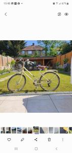 un vélo garé sur l'herbe dans une cour dans l'établissement 64 Salmon Street, à Londres