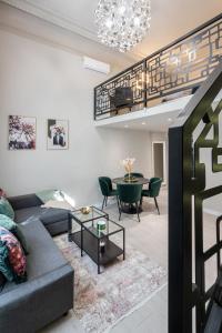 ein Wohnzimmer mit einem Sofa und einem Tisch in der Unterkunft Szent István Apartments in Budapest