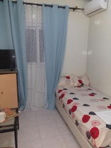- une chambre avec un lit fleuri dans l'établissement KEUR AMINATA, à Dakar