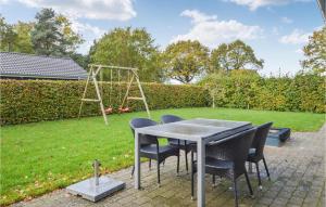 uma mesa e cadeiras com um parque infantil num quintal em Beautiful Home In Haderslev With 2 Bedrooms And Wifi em Knud