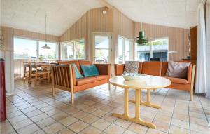 uma sala de estar com um sofá e uma mesa em Beautiful Home In Haderslev With 2 Bedrooms And Wifi em Knud