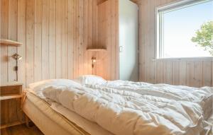 KnudにあるBeautiful Home In Haderslev With 2 Bedrooms And Wifiの窓付きの客室の大型ベッド1台分です。